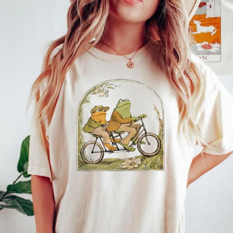 Frog And Toad T-shirt, Classic Book T-shirt, Cottagecore Aesthetic Tee, Book Lover Gift, Man I Love Frog Tee, Graphic tee, Y2K style 001