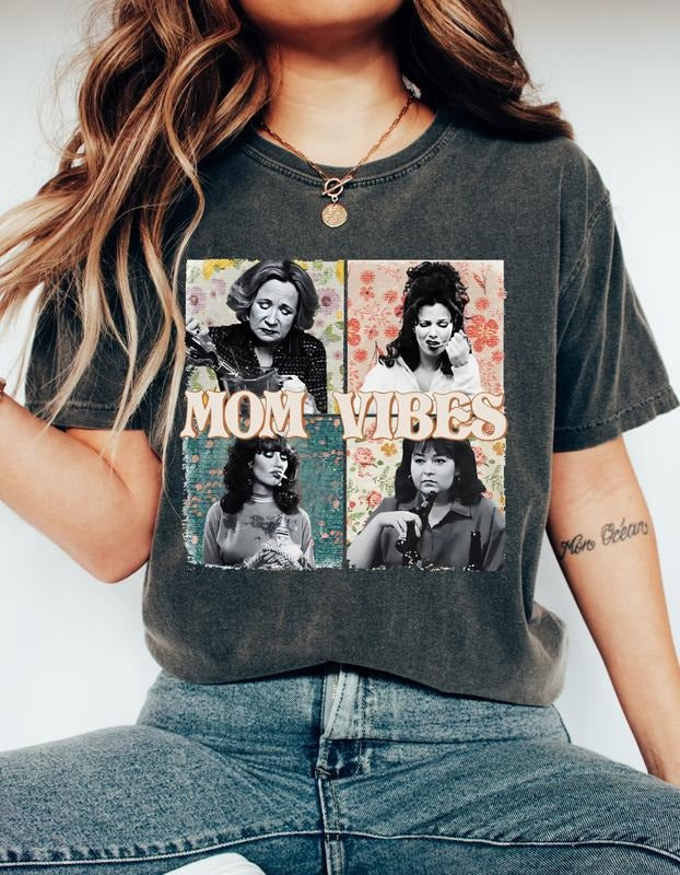 Mom Vibes TV Sitcom Printed Graphic Tee for Women Short Sleeve Tshirts, Summer Tops Crewneck Shirt Blouse