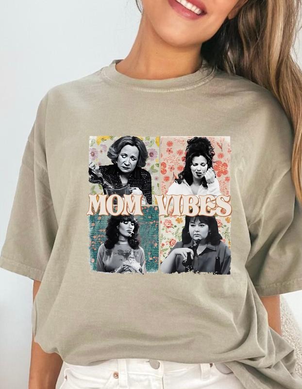 Mom Vibes TV Sitcom Printed Graphic Tee for Women Short Sleeve Tshirts, Summer Tops Crewneck Shirt Blouse