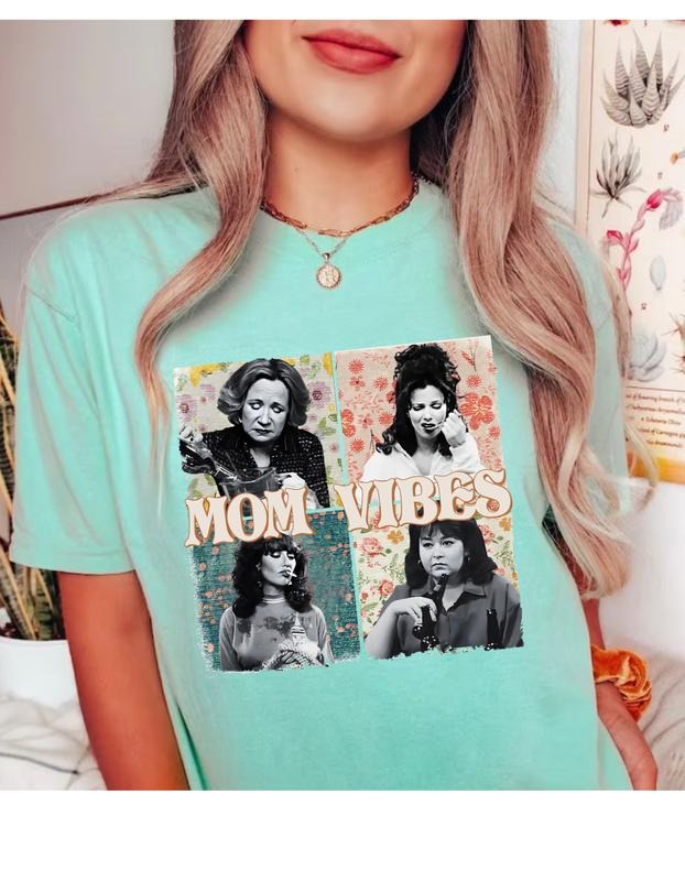 Mom Vibes TV Sitcom Printed Graphic Tee for Women Short Sleeve Tshirts, Summer Tops Crewneck Shirt Blouse