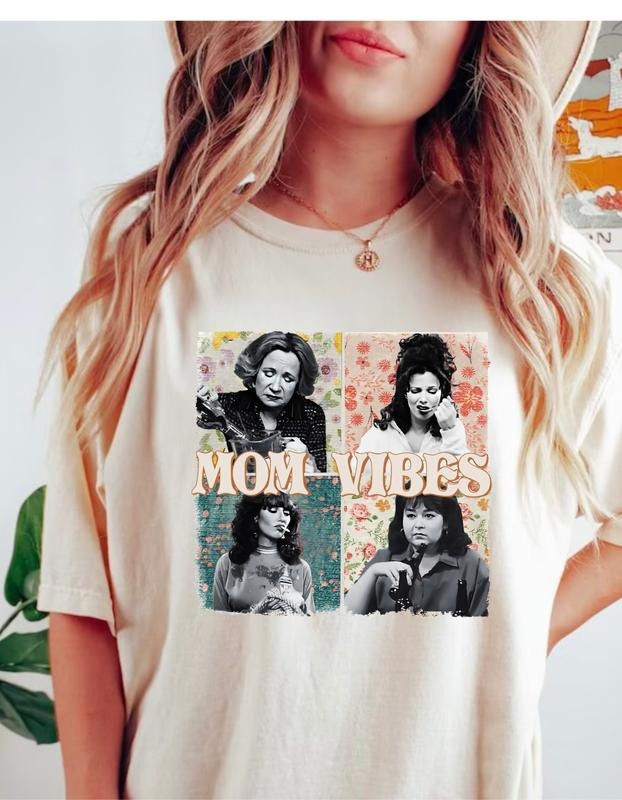 Mom Vibes TV Sitcom Printed Graphic Tee for Women Short Sleeve Tshirts, Summer Tops Crewneck Shirt Blouse