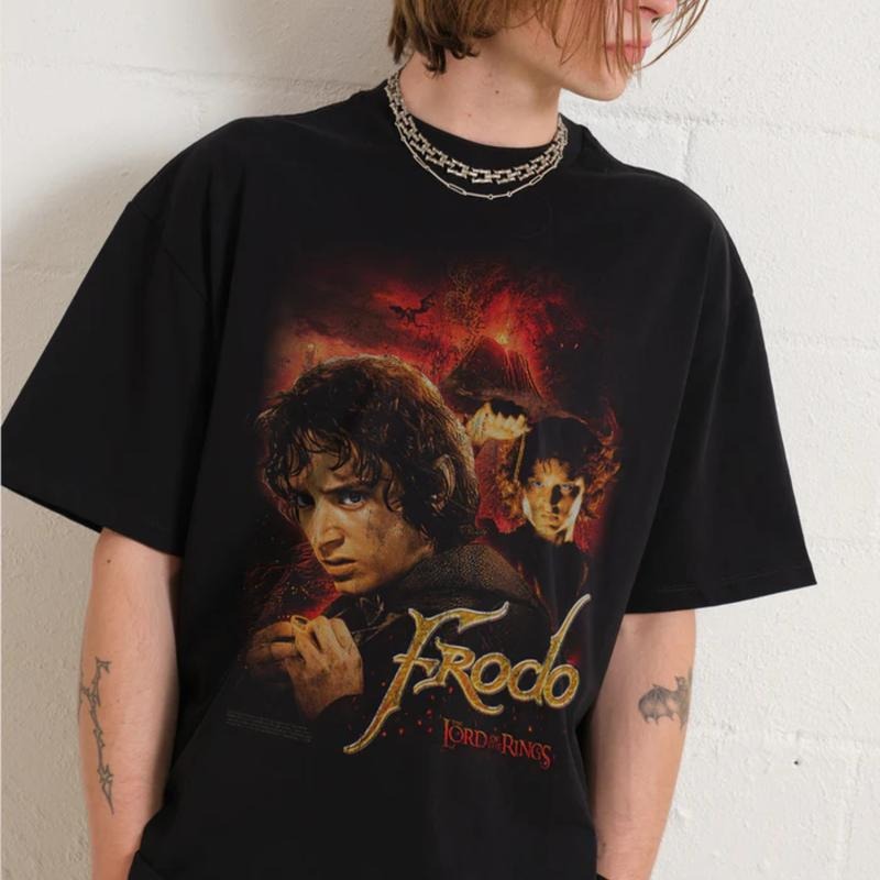 Vintage Frodo Baggins Graphic Tee - The Lord of The Rings Movie Shirt - Middle Earth - J.R.R. Tolkien - The Hobbits - The Fellowship of the Ring