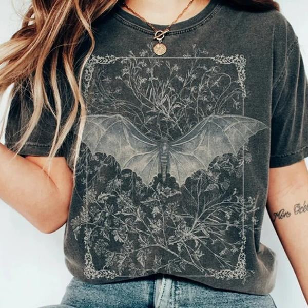 Vintage Halloween Bat T-shirt, Goblincore T-shirt, Bat Shirt, Dark Cottagecore, Witchy Tee, Halloween Bats, Goth Tshirt, Grunge