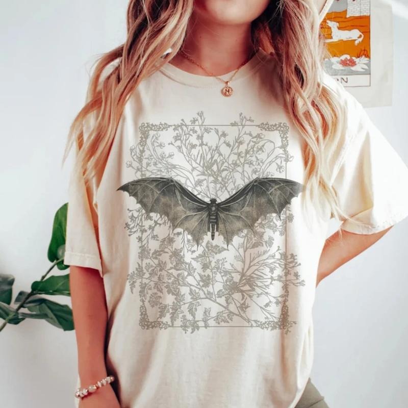 Vintage Halloween Bat T-shirt, Goblincore T-shirt, Bat Shirt, Dark Cottagecore, Witchy Tee, Halloween Bats, Goth Tshirt, Grunge