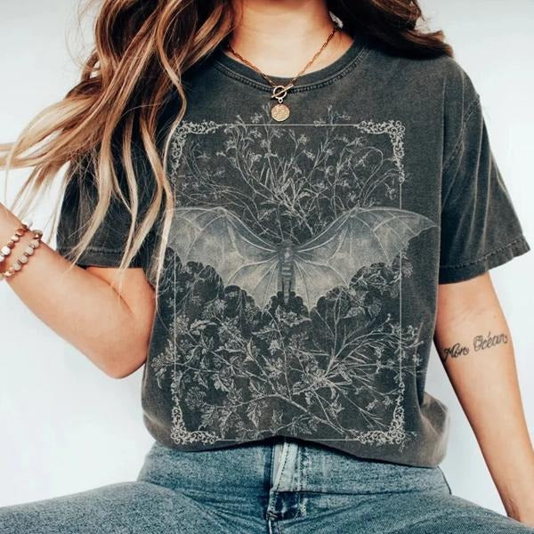 Vintage Halloween Bat T-shirt, Goblincore T-shirt, Bat Shirt, Dark Cottagecore, Witchy Tee, Halloween Bats, Goth Tshirt, Grunge