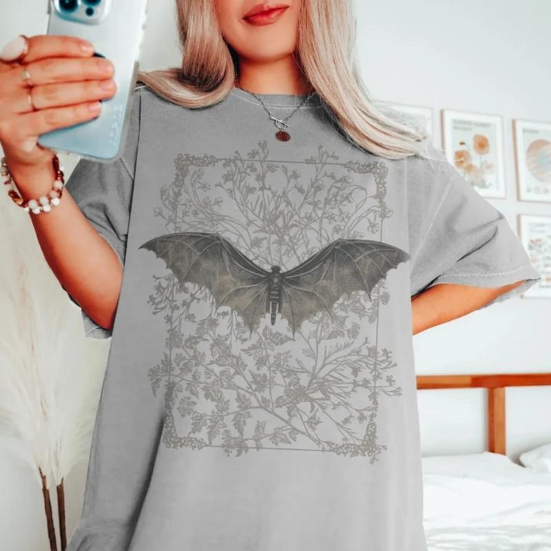 Vintage Halloween Bat T-shirt, Goblincore T-shirt, Bat Shirt, Dark Cottagecore, Witchy Tee, Halloween Bats, Goth Tshirt, Grunge