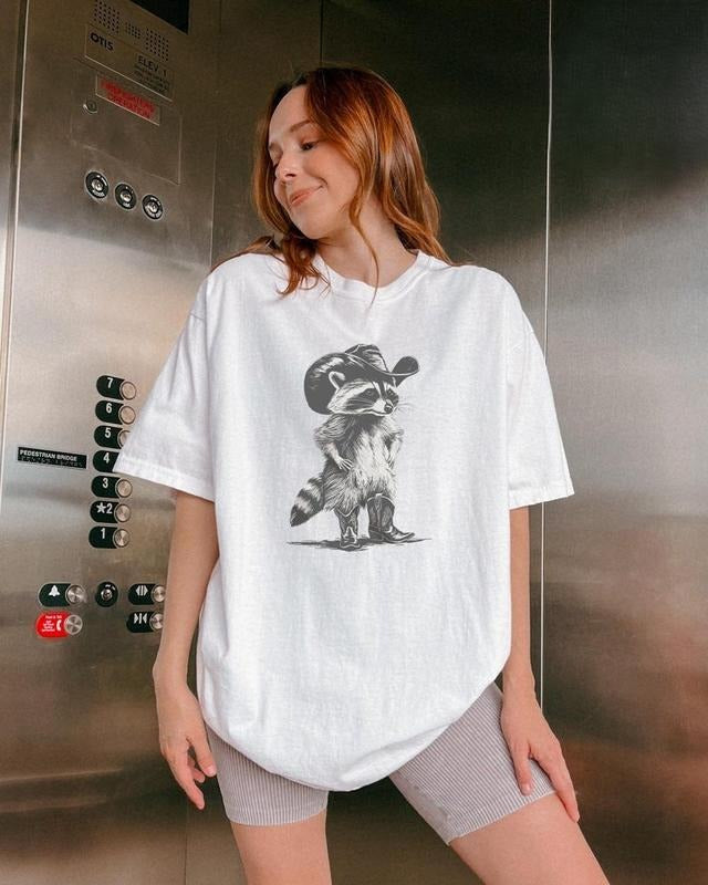 Western Raccoon Tshirt, Retro Cowboy Racoon Graphic Tee, Cute Oversized Tshirt, Funny Raccoon Meme T-Shirt, Retro Funny Shirt, Top Womenswear